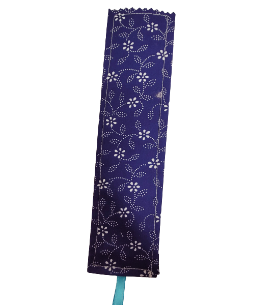 Semn de carte din material textil imprimat cu floral pe un fond albastru