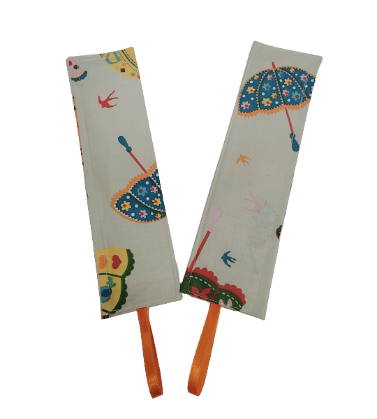 Semn de carte din material textil imprimat cu umbrele colorate.