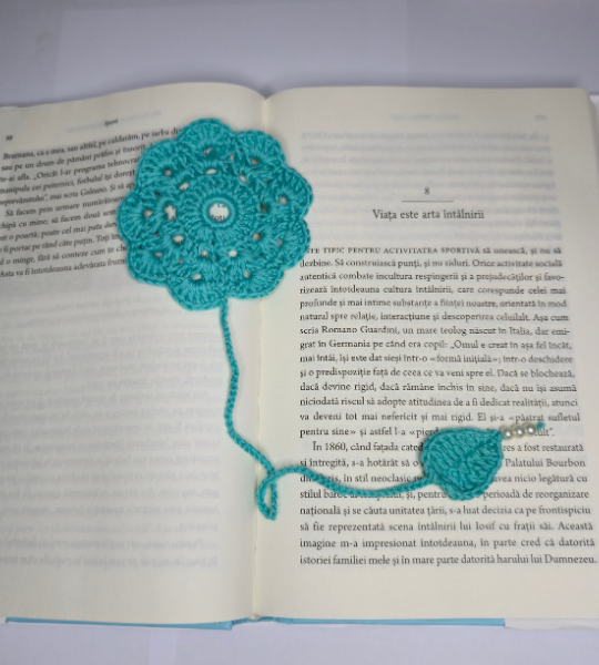 Semn de carte croșetat „Turquoise Bloom” cu perlă