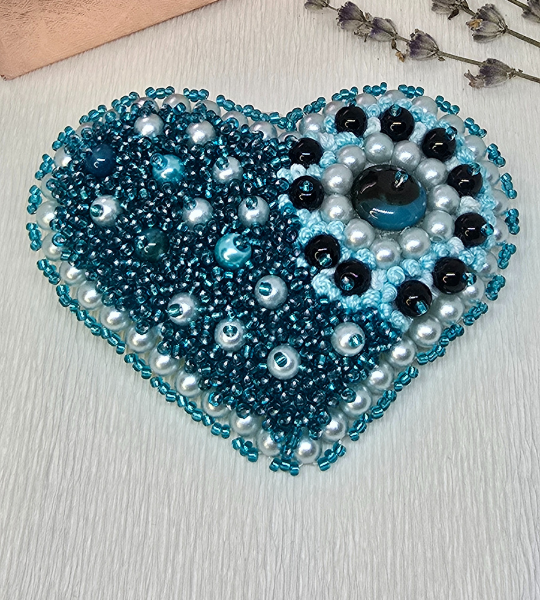 Broșă handmade – Frozen Heart