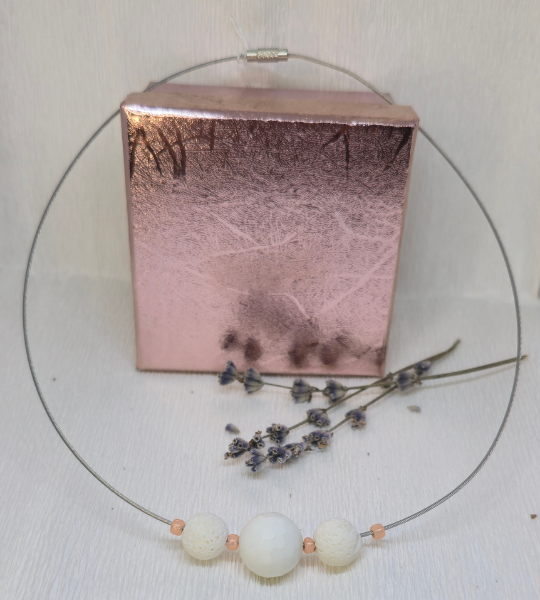 Colier handmade „White Harmony” cu rocă vulcanică albă