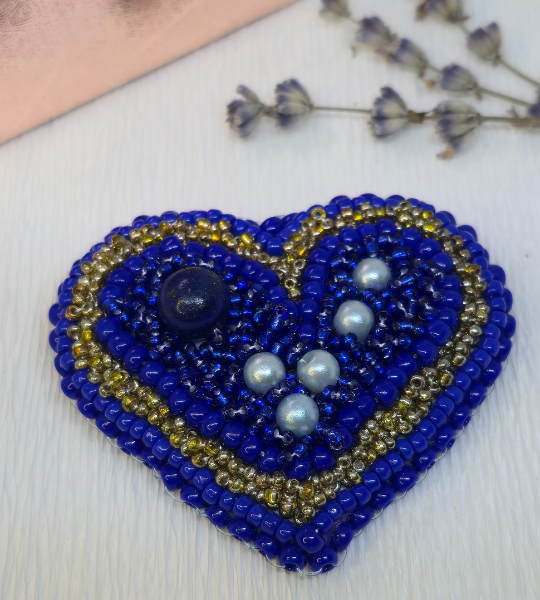 Broșă handmade – Royal Blue Heart