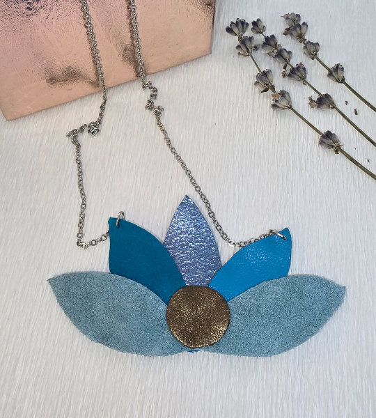 Pandantiv handmade „Blue Lotus Dream” cu design floral