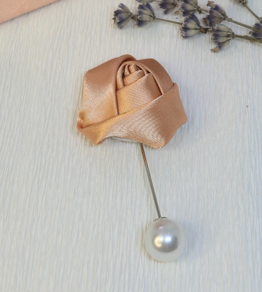 Broșă handmade – Nude Pearl Rose