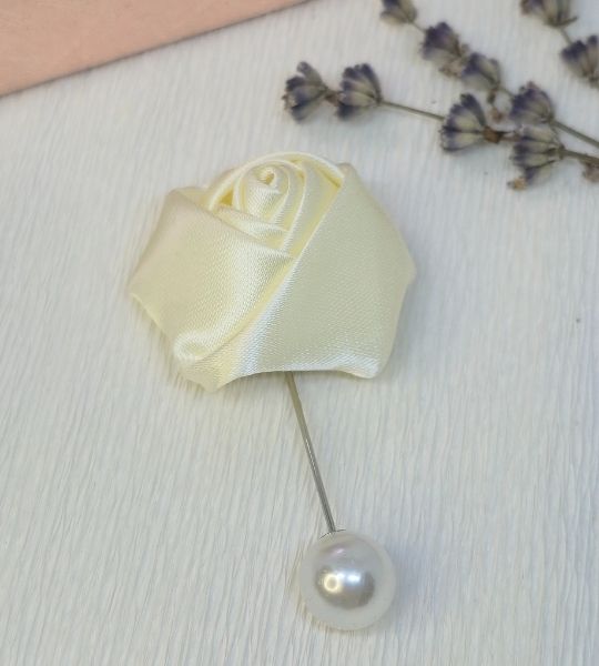 Broșă handmade – Ivory Rose