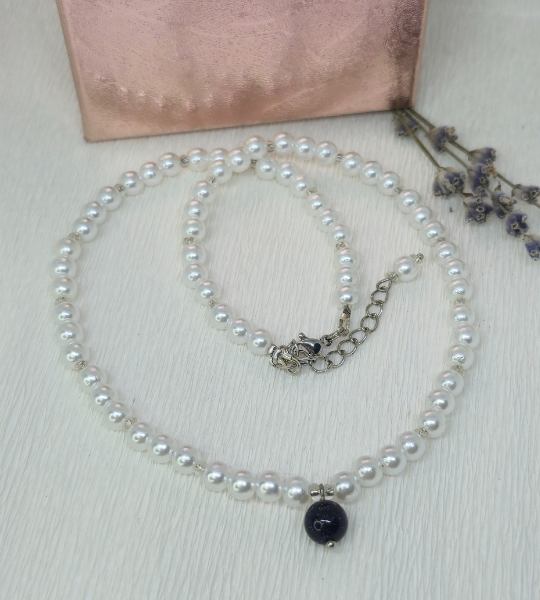 Colier handmade „Black Elegance” cu perle albe și pandantiv din piatra soarelui