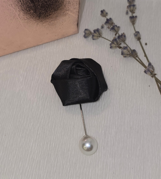 Broșă handmade – Black Rose Elegance