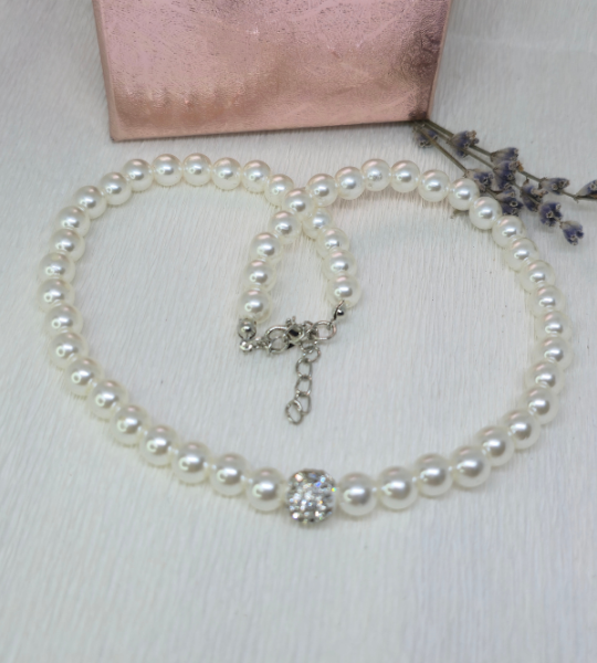 Colier handmade „Crystal Pearl Elegance” cu perle albe și stras