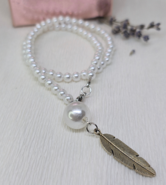 Colier handmade „Feather Pearl” cu perle albe și pandantiv pană