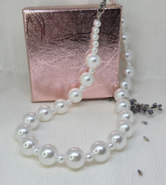 Colier handmade „Elegant Balance” cu perle albe mari și mici
