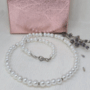 Colier handmade „Silver Touch” cu perle albe și mărgele Toho metalizate