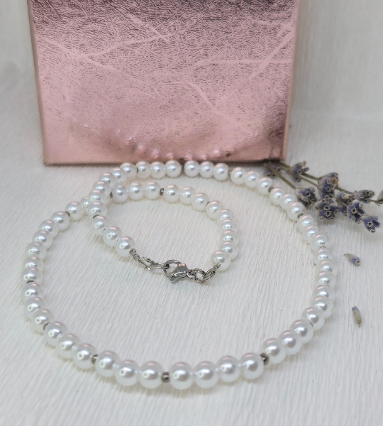 Colier handmade „Silver Touch” cu perle albe