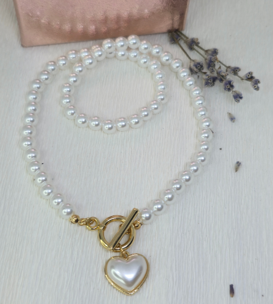 Colier handmade „Heart of Pearl” cu pandantiv inimă și perle albe