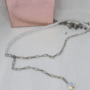 Colier statement handmade cu perle albe și lanț argintiu, un accesoriu modern și rafinat. Perfect pentru ocazii speciale sau cadouri elegante.