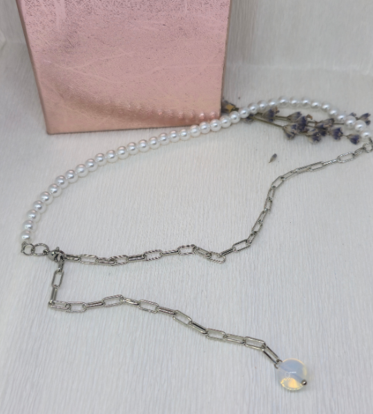 Colier statement handmade cu perle albe și lanț argintiu, un accesoriu modern și rafinat. Perfect pentru ocazii speciale sau cadouri elegante.