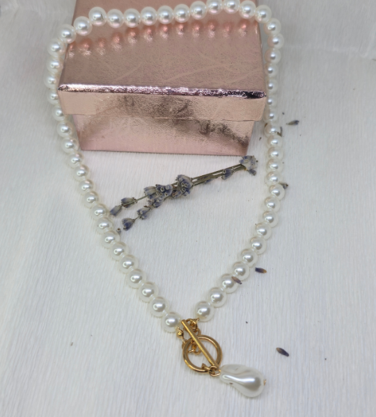 Colier handmade „Pearl Drop” cu perle albe și pandantiv lacrimă