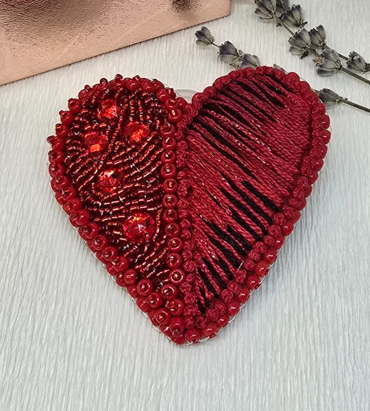 Broșă handmade – Scarlet Heart Brooch