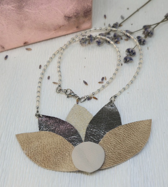 Pandantiv handmade „Lotus Shine” cu flori din piele naturală