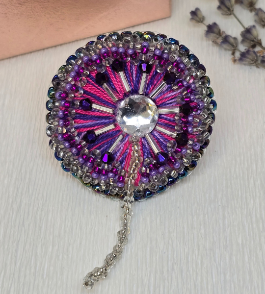 Broșă handmade – Royal Radiance Brooch