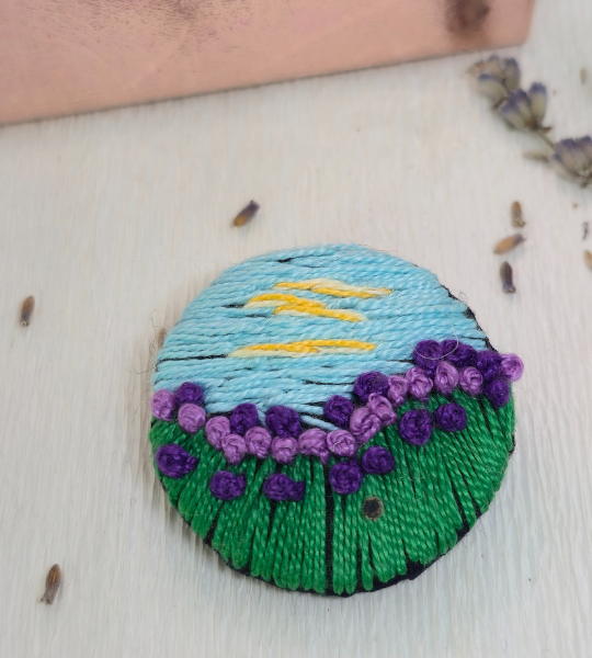 Broșă handmade „Apus în Lan de Lavandă”