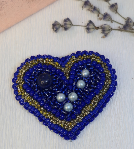 Broșă handmade inimă bleumarin